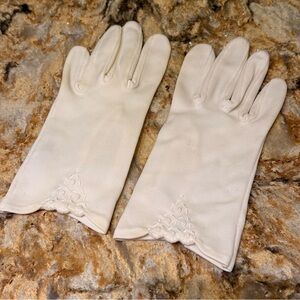 Vintage 1960s-70s Women’s White Wrist Gloves with Rose Embroidery Stretchy Small